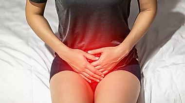 Mujer preocupada por la incontinencia urinaria